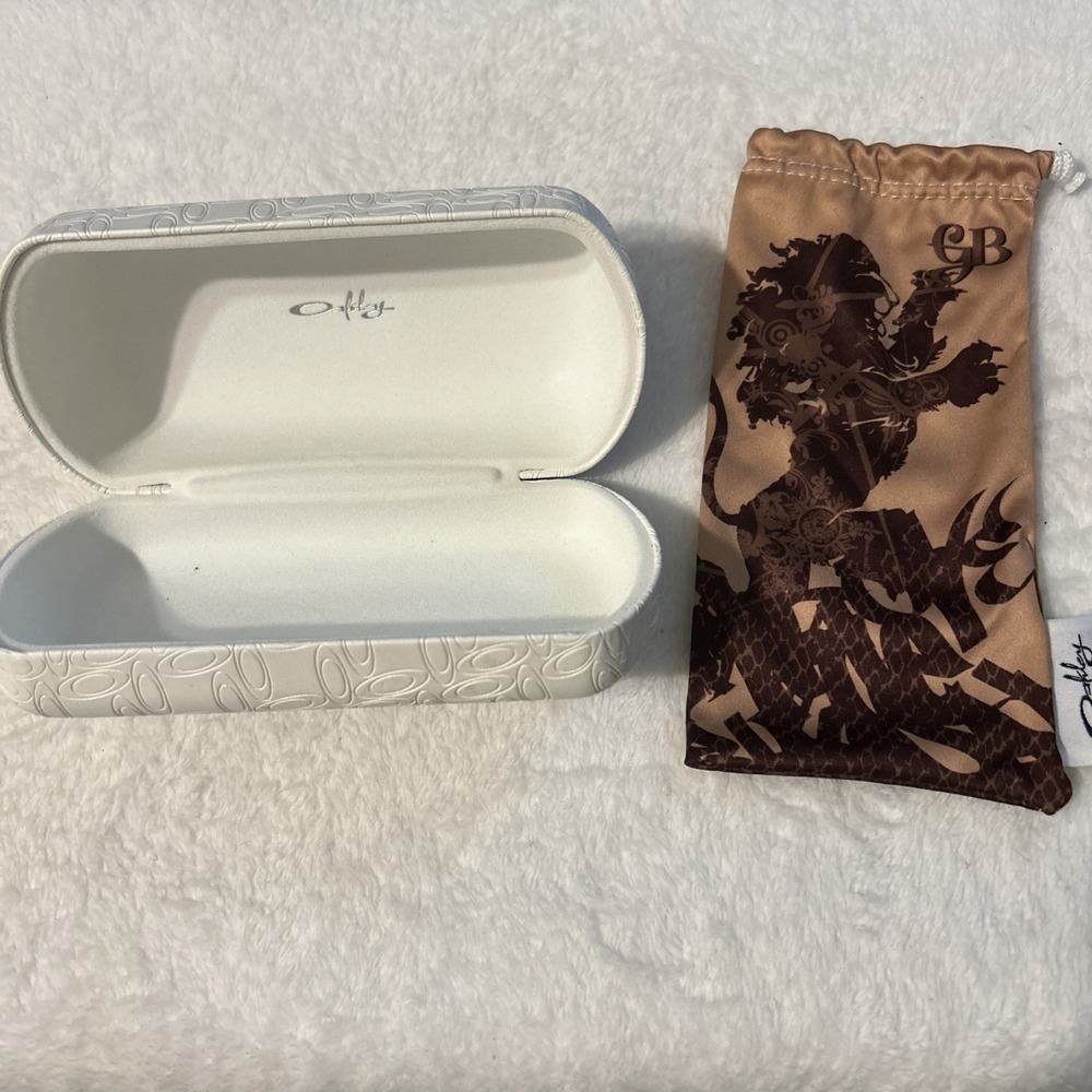 Oakley White Clamshell Case With Lens Cloth For Eyeglasses/Sunglasses